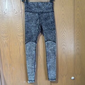 Lululemon hi rise Black and White Patterned Leggings size 6